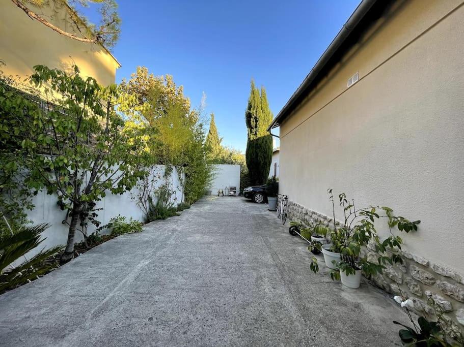 Prive Et Jardin Apartment *