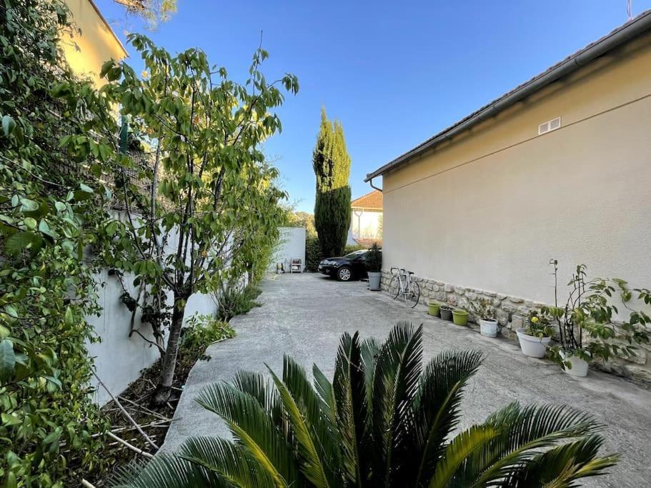 Prive Et Jardin Apartment *